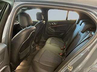 BMW 118I M Sport Mvärme Rattvärme Ambient light S&V-däck – bild 13