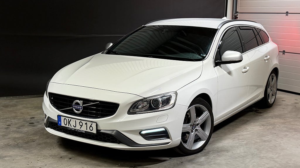 Volvo V60 D4 AWD Geartronic R-Design / Harman kardon 