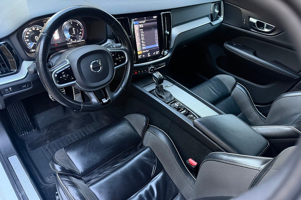 Volvo V60 D4 AWD Geartronic R-Design|Dragkrok|Svart innertak|VoC