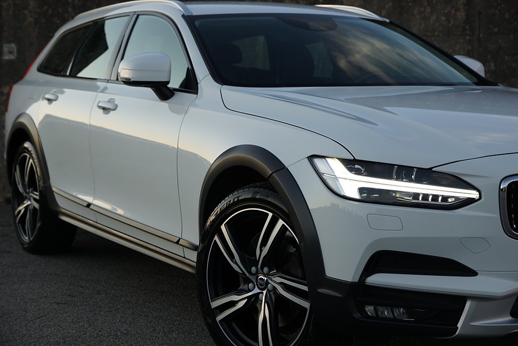 Volvo V90 Cross Country D4 AWD Pro 2-Brukare|Drag|360°|Värmare|BLIS|