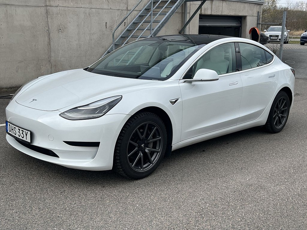 Tesla Model 3 Standard Range Plus  v-hjul vit interiör moms