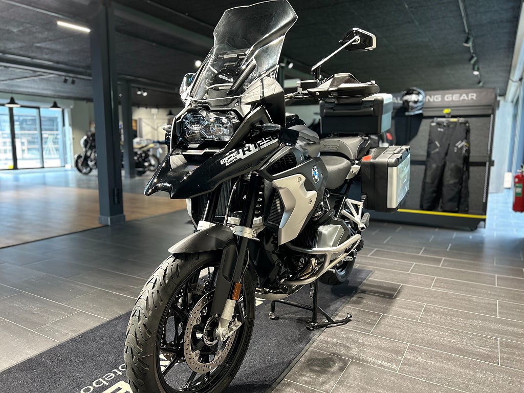 BMW R1250GS / 3,45% ränta/Triple Black / 3 väskor / Endast 1258 mil!