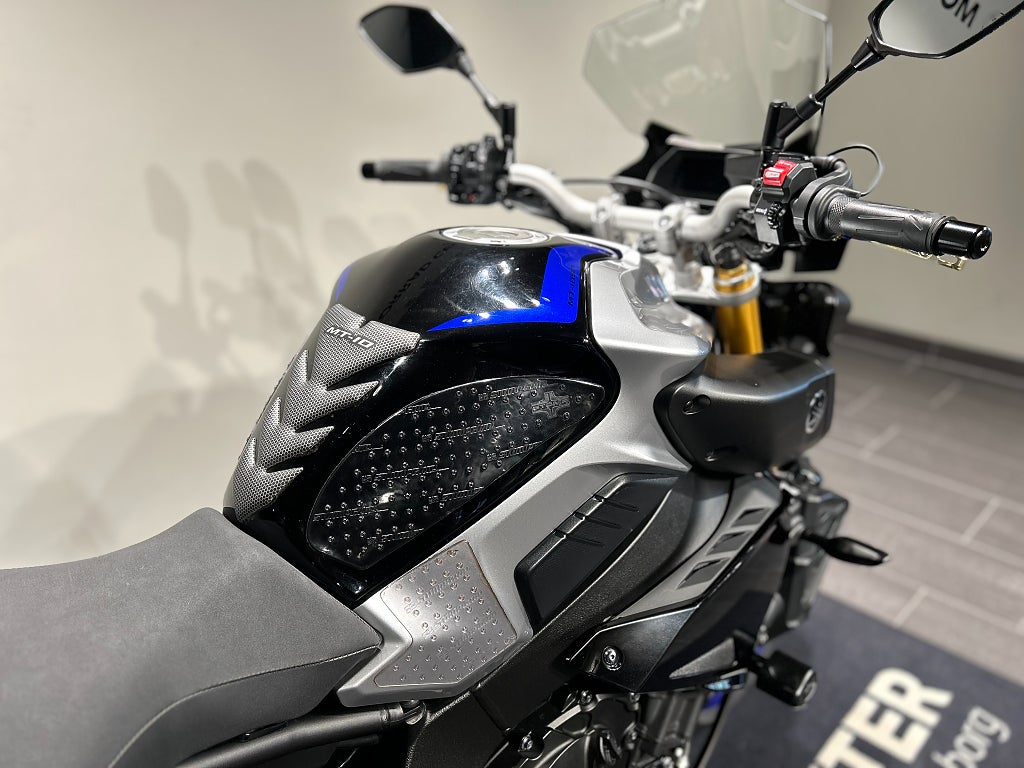 Yamaha MT-10 SP / Justerbara Fotpinnar & Regalge/ Sidoväskor / Hög ruta