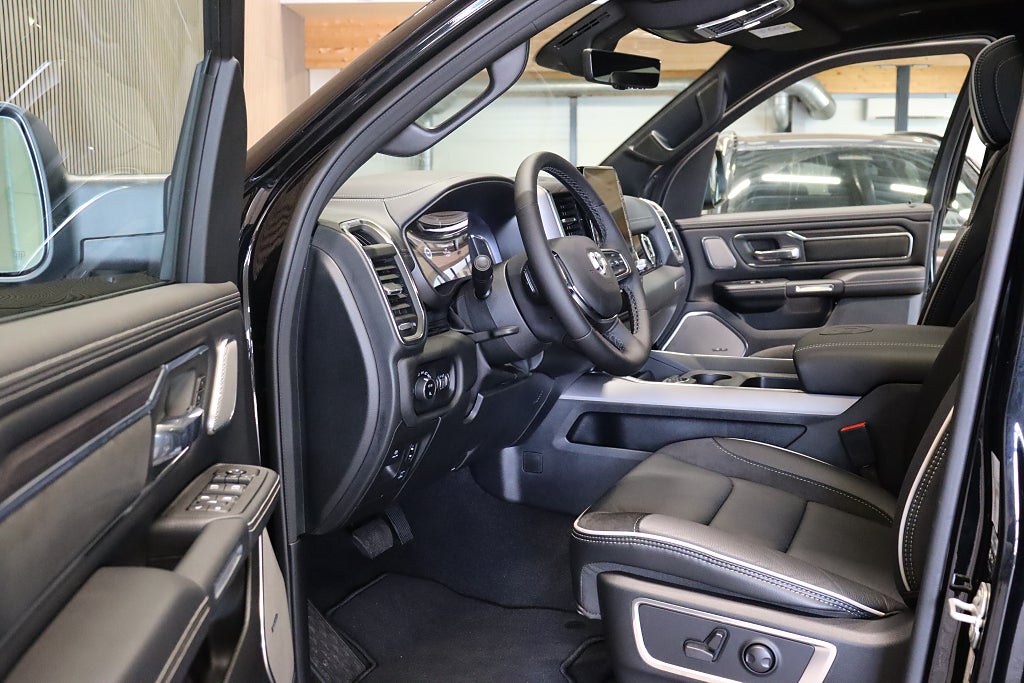 Dodge RAM 1500 Laramie Night Premium Hurricane E85