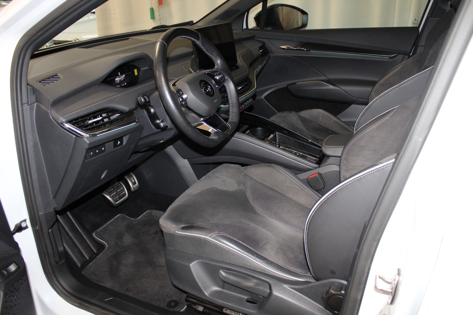 Skoda Enyaq iV 80x 265HK, Sportline, Drag, S&V-hjul, Kamera, Värmepump 2023 - miniatyr 23