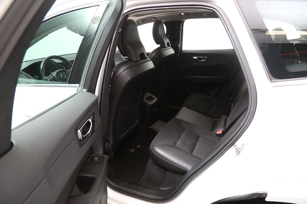 Volvo XC60 T8 Twin Engine Momentum Adv AWD Orrefors Panorama Drag 2019