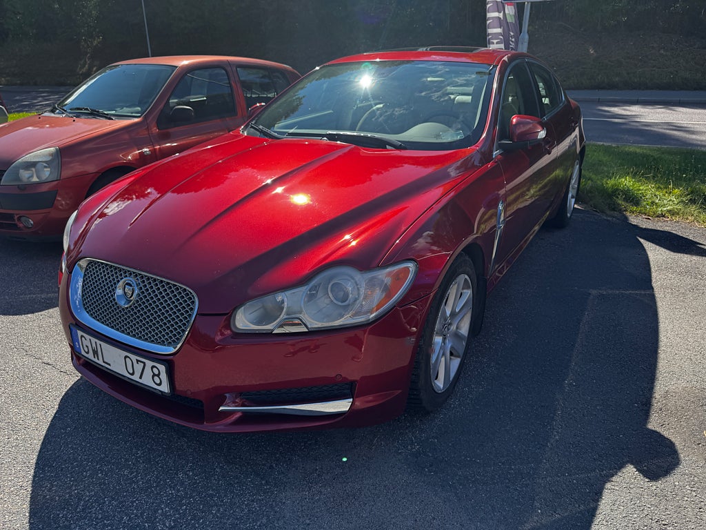 Jaguar XF 4.2 V8 Ren Objekt, repor bakstöt, sidor, bör lackas.