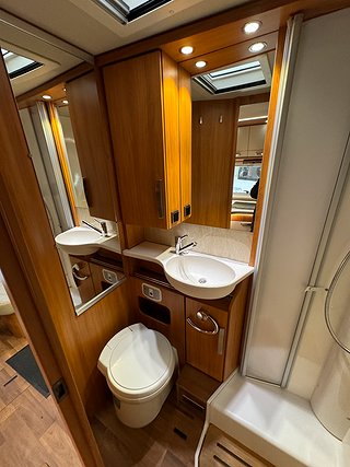 Husbil-integrerad Hymer B588 Bianco Line 150HK Aut 12 av 20