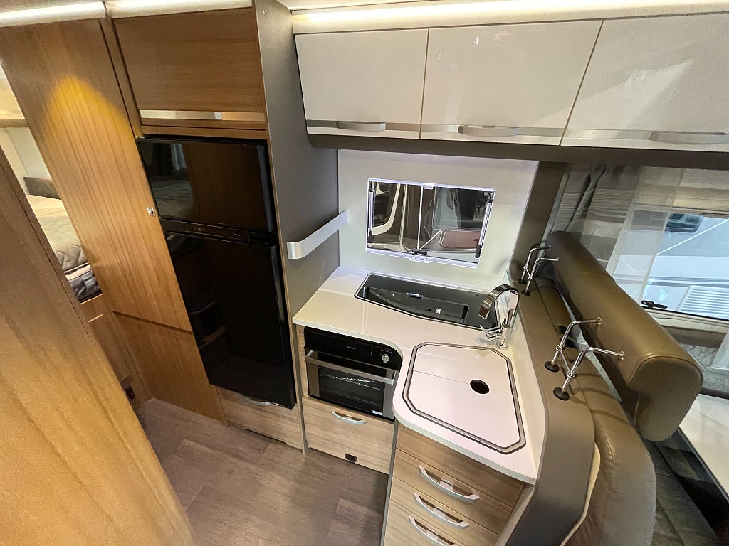 Adria Coral XL 670 SP Plus / El-patron / 5 bältad / Solcell / Dragkrok - Adria