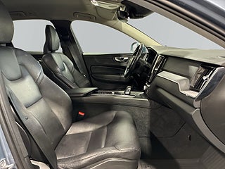 Volvo XC60 B4 AWD Aut Momentum Värmare Kamera GPS Skinn S&V-däck