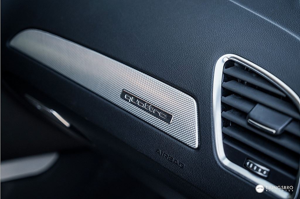 Audi A4 Avant 2.0 TDI Quattro S-Line / PDC /