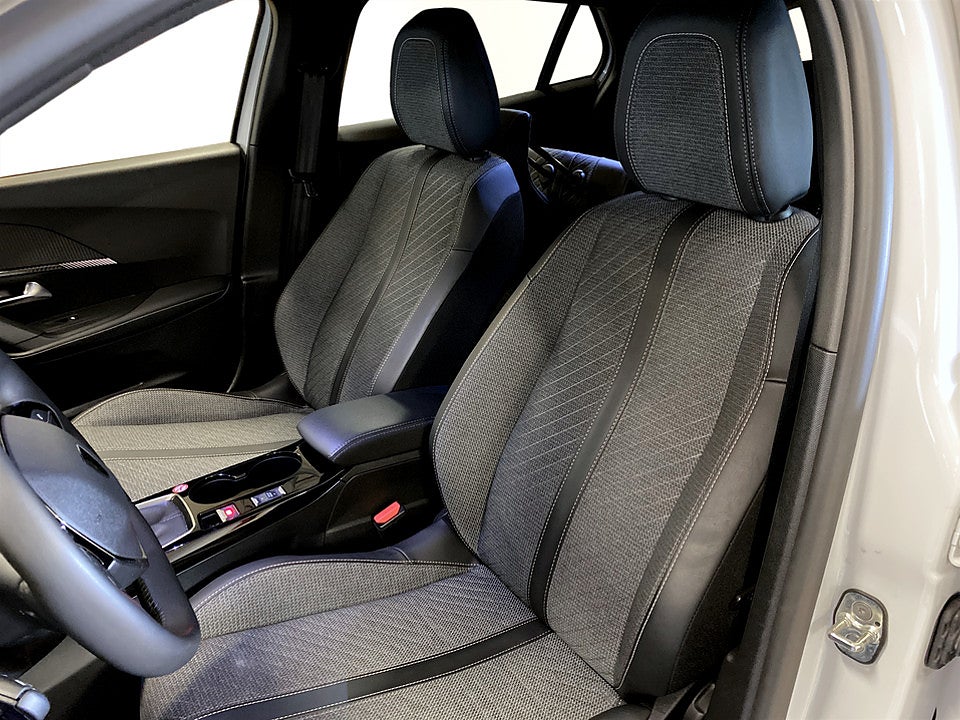 Bild på Peugeot 2008 Allure 1.2 PT 130hk CARPLAY FARTHÅLLARE