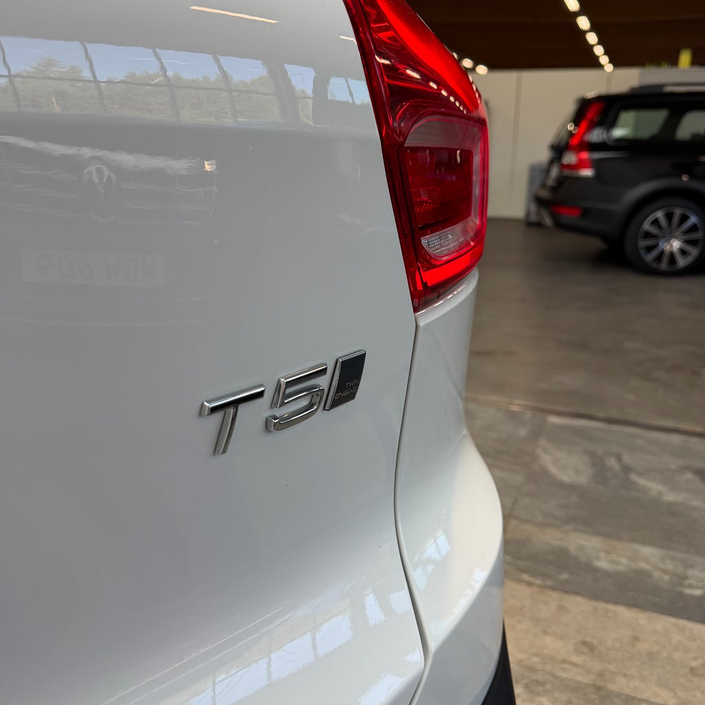 Volvo XC40 T5 Twin Engine DCT Momentum Advanced Rattvärme Apple