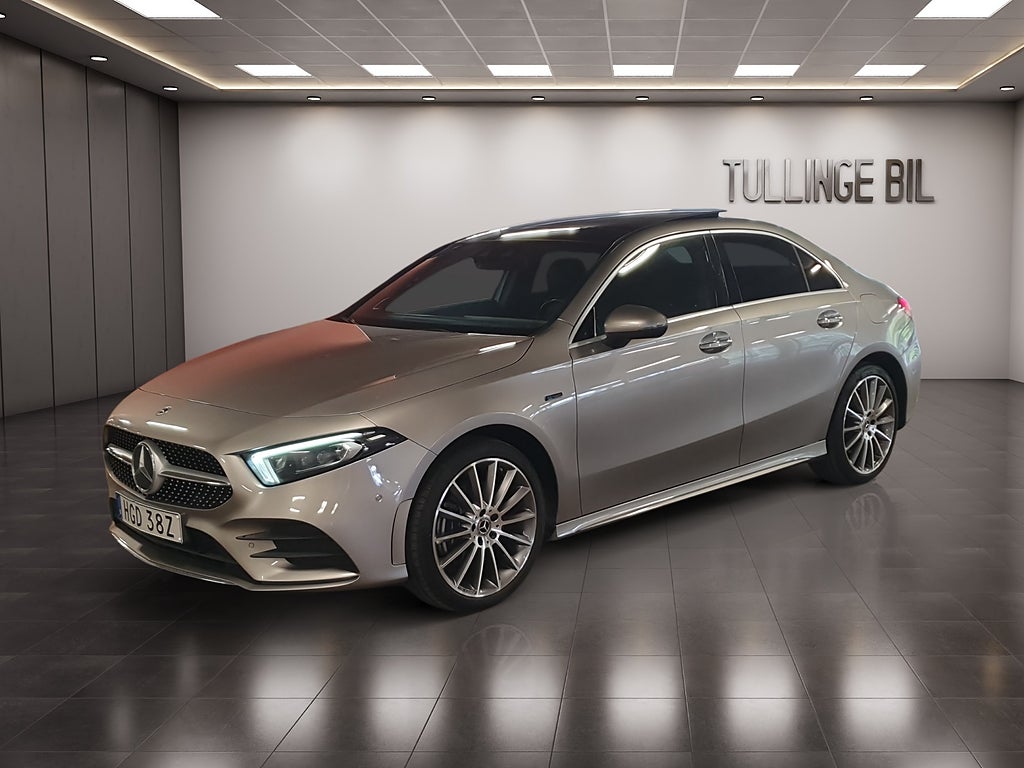 Mercedes-Benz A 250e Sedan AMG Läder Burmester Panorama Drag Keyles 19"