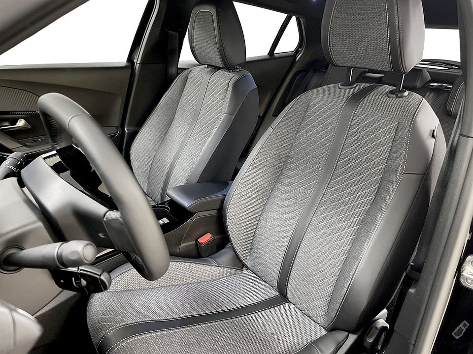 Bild på Peugeot 2008 Allure 1.2 PT 130hk CARPLAY P-SENSORER