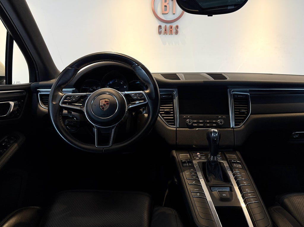Porsche Macan PDK BASE 252HK PANO SKINN VÄRMARE FULLSERVAD 21" 1-ÄGAR