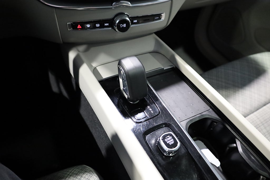 Volvo XC60 Recharge T6 350hk AWD Core Bright Pano Drag Leasbar 2023