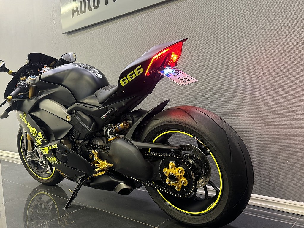 Ducati Panigale V4S DQS | Ventiljusterad | Kamera | Öhlins | Nytt däck
