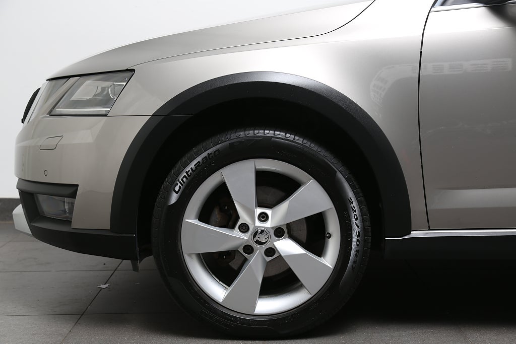 Skoda Octavia Scout 2,0 TDI 4x4 Premium Aut P-värme Dragkrok 2019