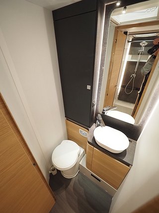 Husbil-integrerad Adria Sonic Plus 700 SL 16 av 19