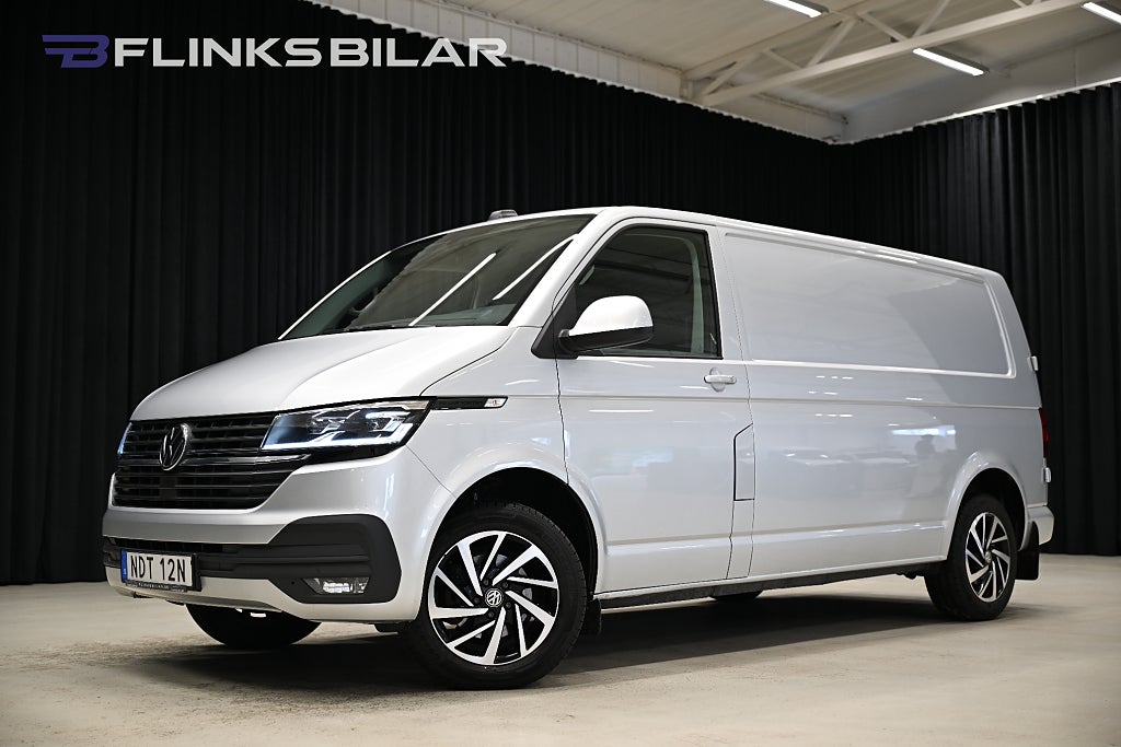 Volkswagen Transporter dSG 150HK L2|Nedlackad|LED|17"|Uppvärmt-skåp|Lågmil