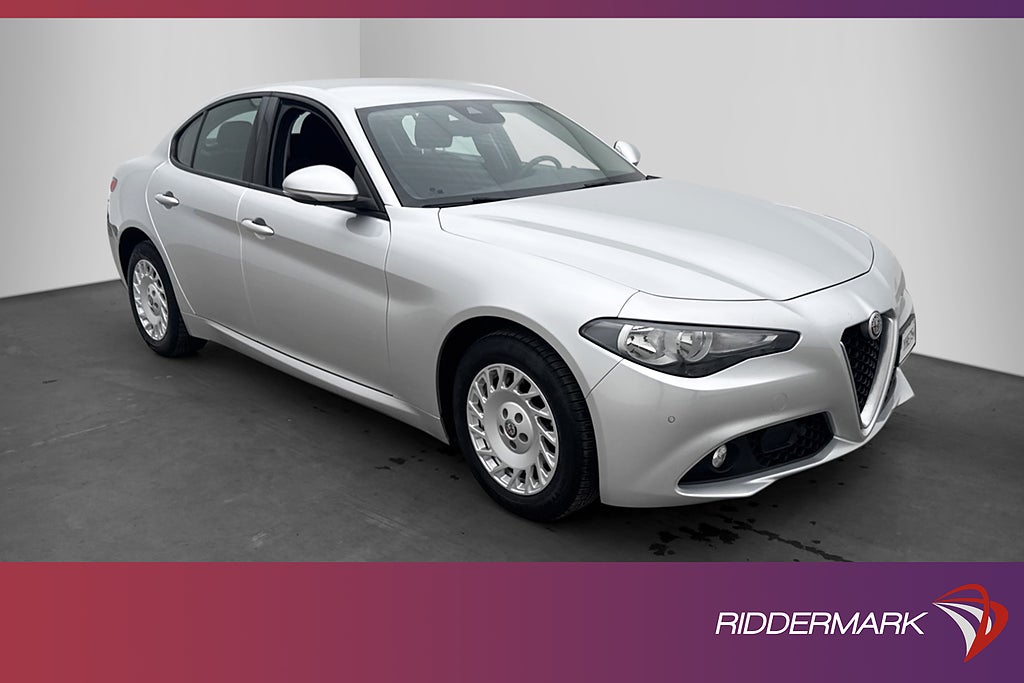Alfa Romeo Giulia JTD 180hk B-Kamera Rattvärme Keyless Navi