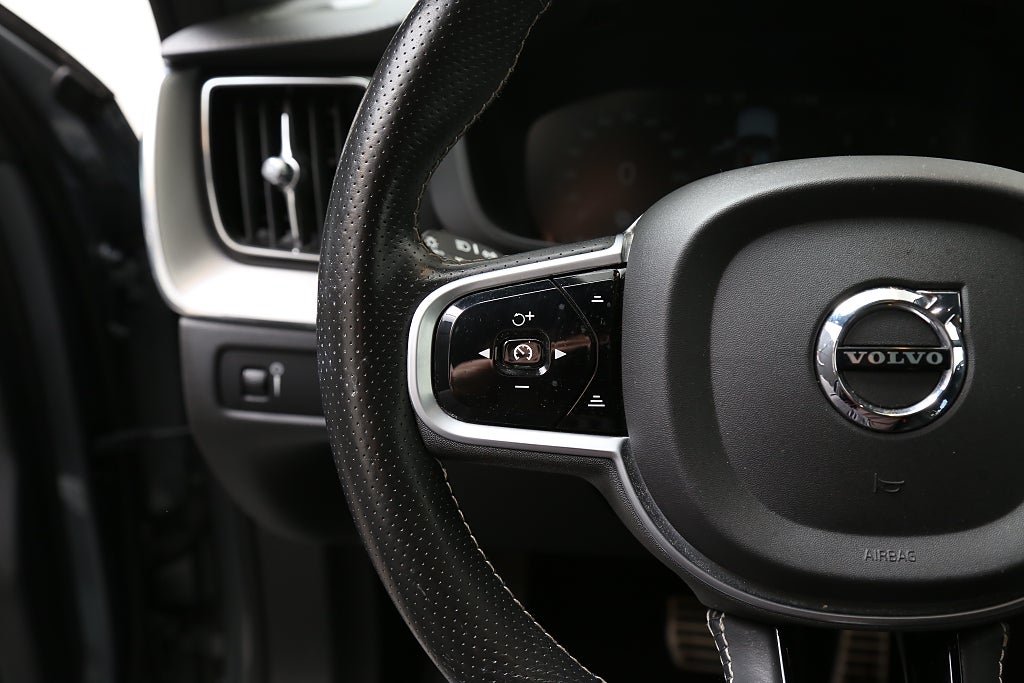 Volvo XC60 D5 235hk R-Design AWD 360° l  H/K l 22" l Panorama Drag 2019