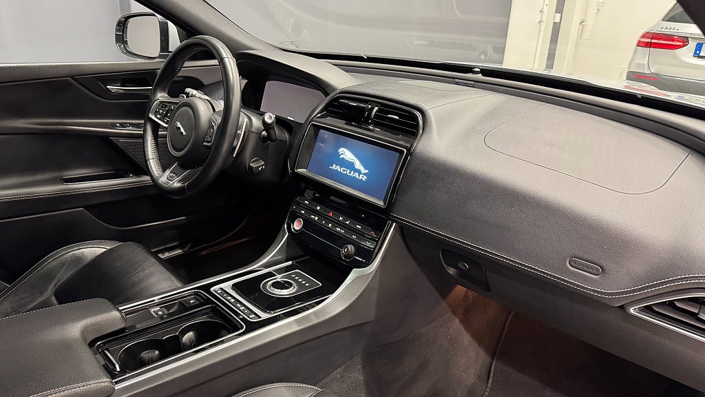 Jaguar XE 20t R-Sport/ 4.99%/Värmare/Backkamera/Taklucka/Cockpit