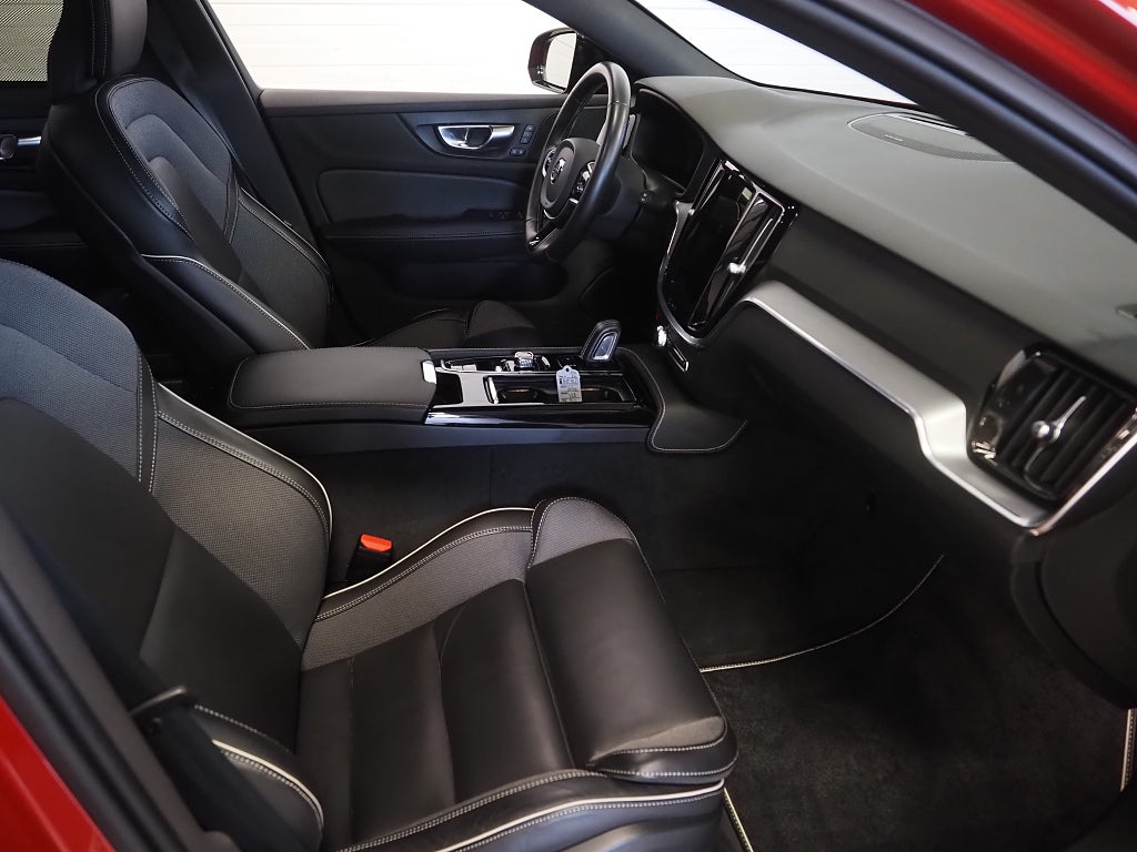 Volvo V60 Recharge T8 AWD Geartronic R-Design H/K 360° Drag Navi 2021