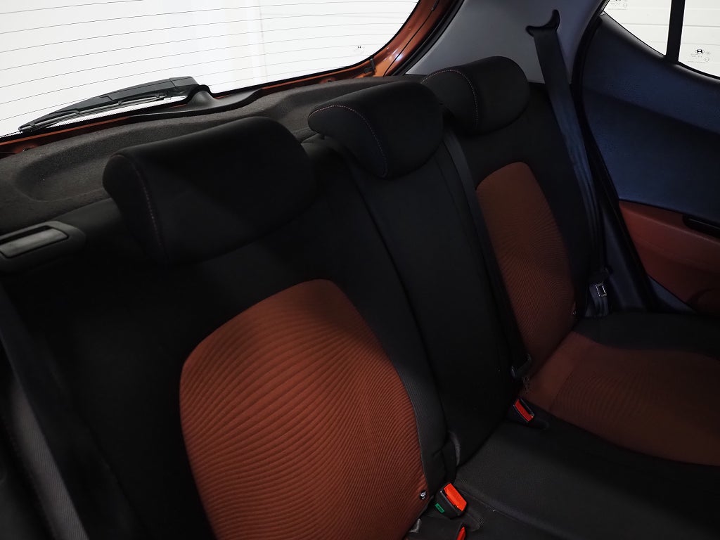 Hyundai i10 1.0 ComfortPlus 67hk Motorvärmare P-Sensorer Rattvärme 2014