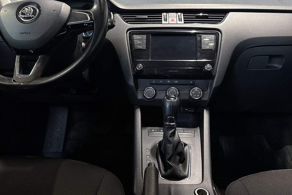 Skoda Octavia Kombi 1.6 TDI SCR 3-Ägare Automat Bluetooth