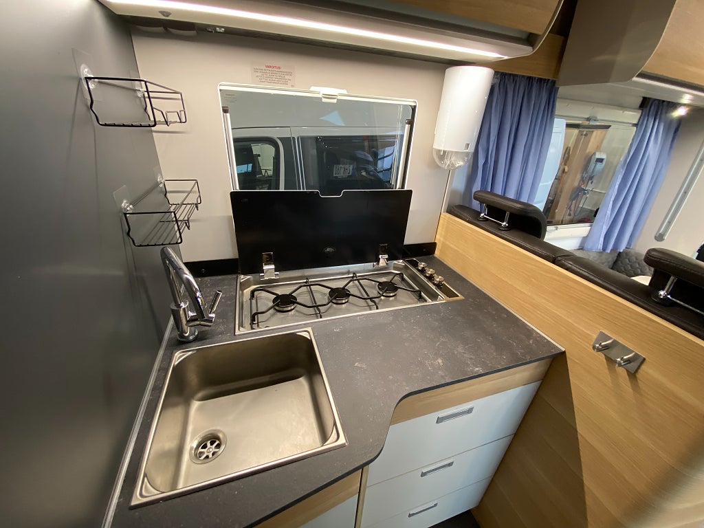 Adria Matrix Axess 670 SL /Taksäng/Solcell/B-körkort/Maxx-fan/EL-Patro - Adria