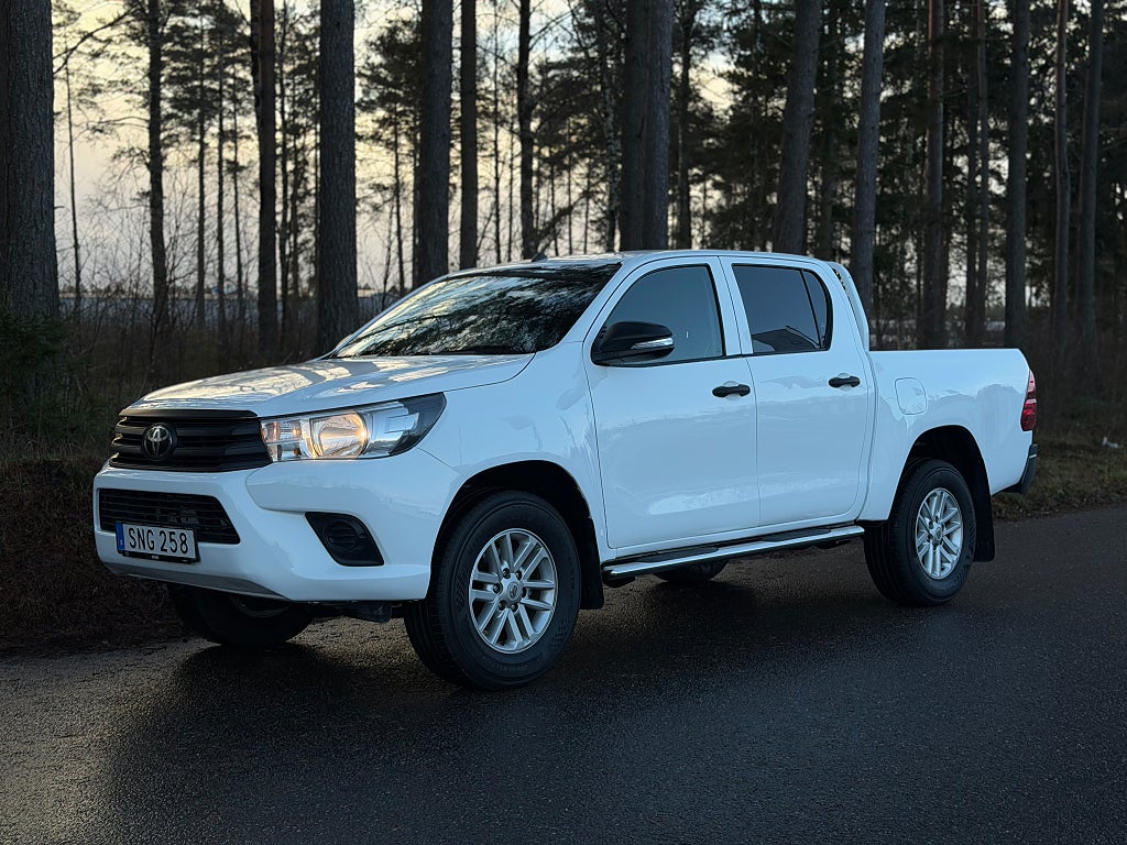 Toyota Hilux Dubbelhytt 2.4 AWD /Moms/M&K-Värmare/Drag/