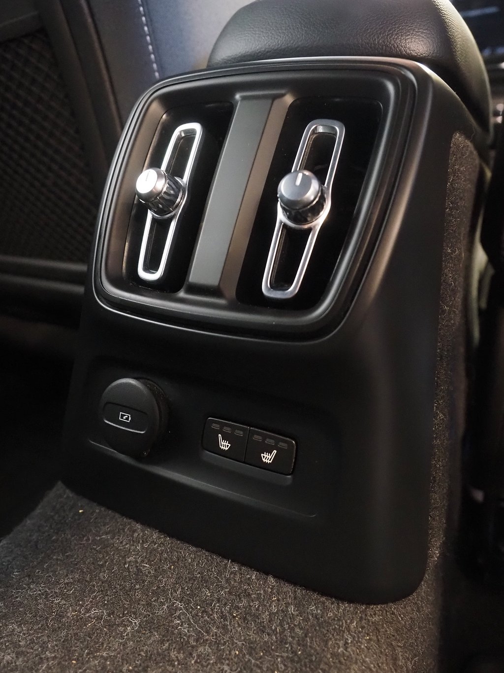 Volvo XC40 Recharge T4 211hk DCT Momentum | Drag | Keyless | 2022