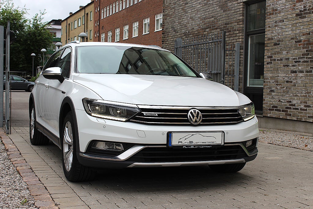 Volkswagen Passat Alltrack 2.0 TDI 190hk 4M Eu6 / Värmare / El-Drag / AppleCarplay