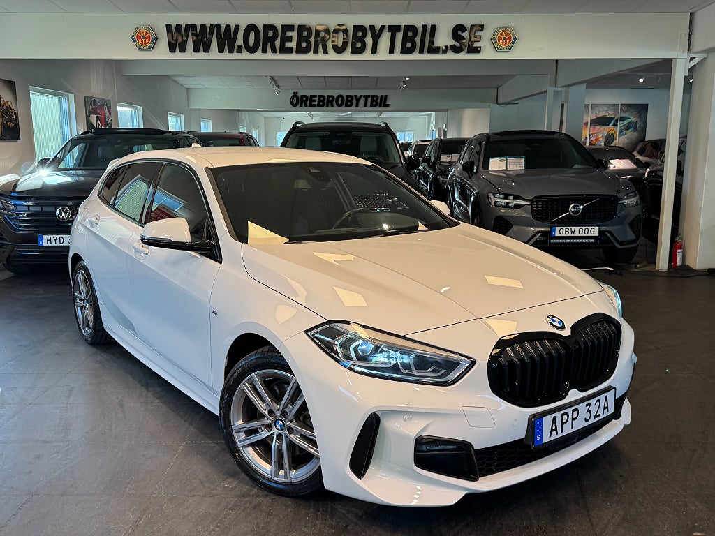 BMW 118I Steptronic M Sport Sportstolar Adaptiv  Svart optik
