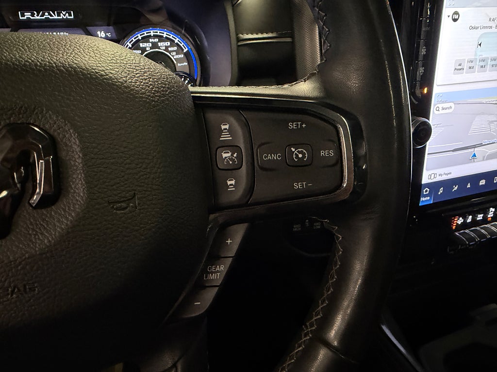 RAM 1500 Dubbelhytt 5.7 Limited Night Drag H/K Pano Luft MOMS bild 25