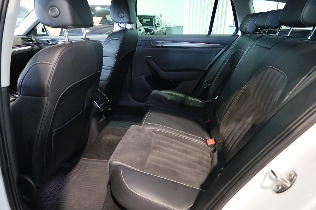 Skoda Superb iV Kombi 1.4 TSI iV Business Edition Drag Värmare 2022