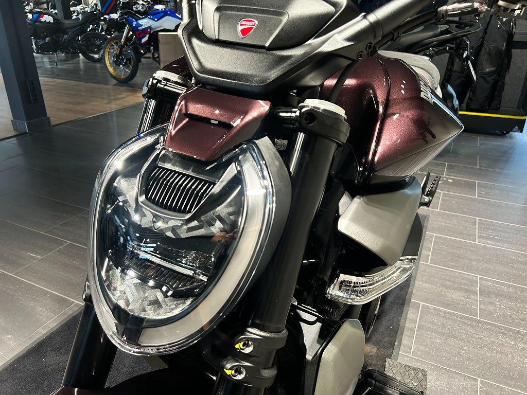 Ducati Xdiavel V4 /1mil/3,45%/Black Lava
