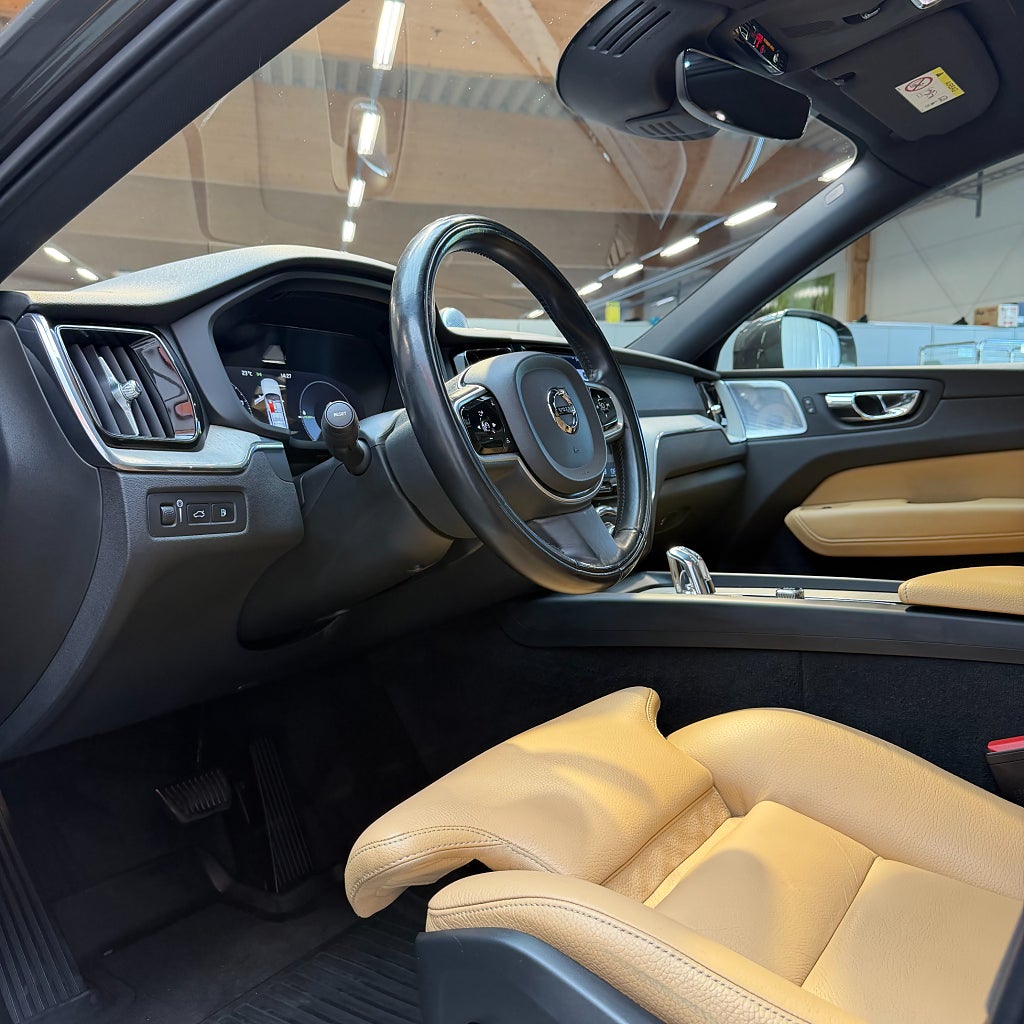 Volvo XC60 T8 Twin Engine AWD Inscription B&W Pano Carplay Bkamera