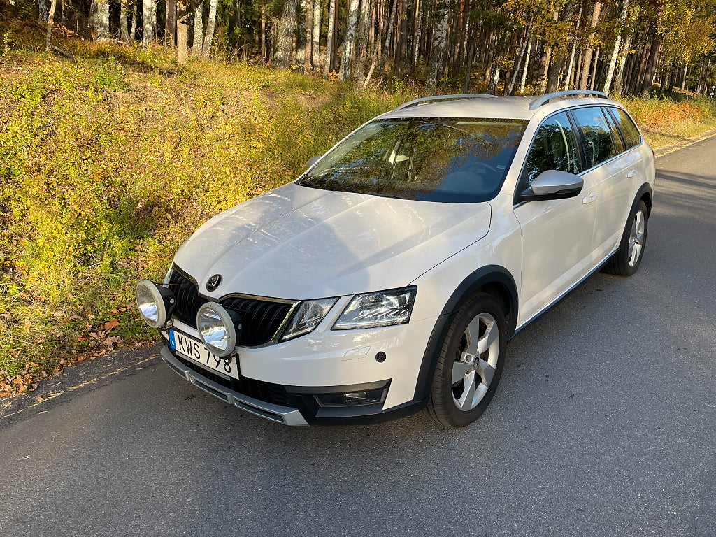 Skoda Octavia Scout 2.0 TDI 4x4 - Ny kamrem / Värmare / Drag