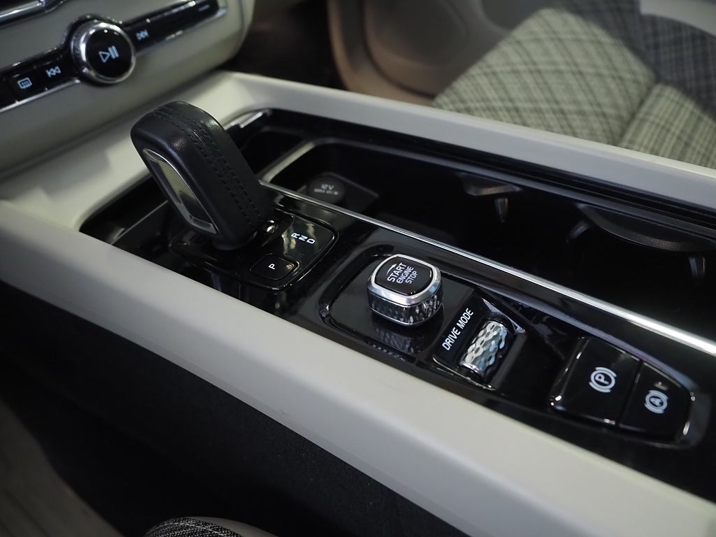 Volvo XC60 B4 AWD Geartronic Momentum 360° Pano Drag Navi Värm 2020