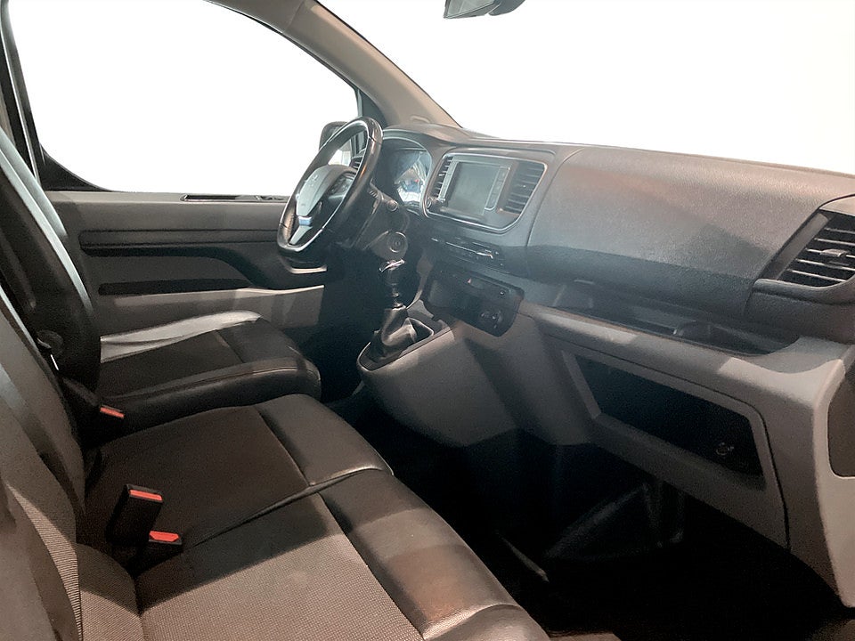 Bild på Peugeot Expert PRO+ 2.0 BHDi 122hk L3H1 P-SENSORER DRAG