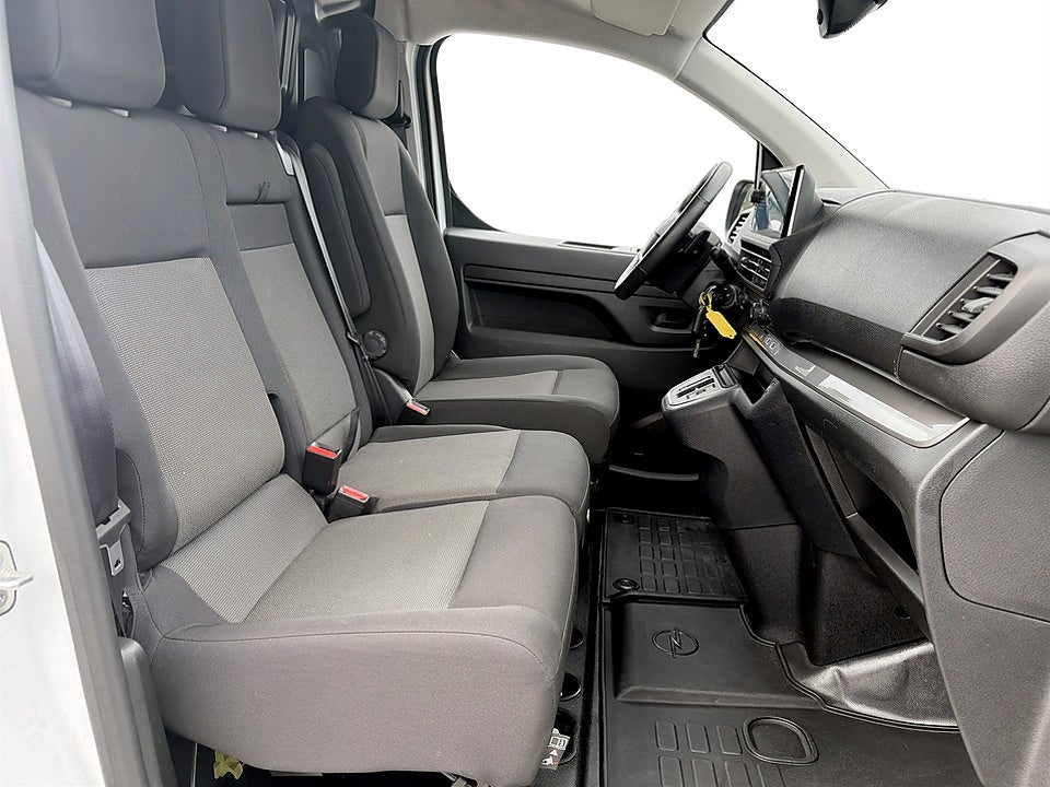 Bild på Opel Vivaro 2.0 BHDi 145hk Aut L3 B-KAMERA CARPLAY 3-SITS 