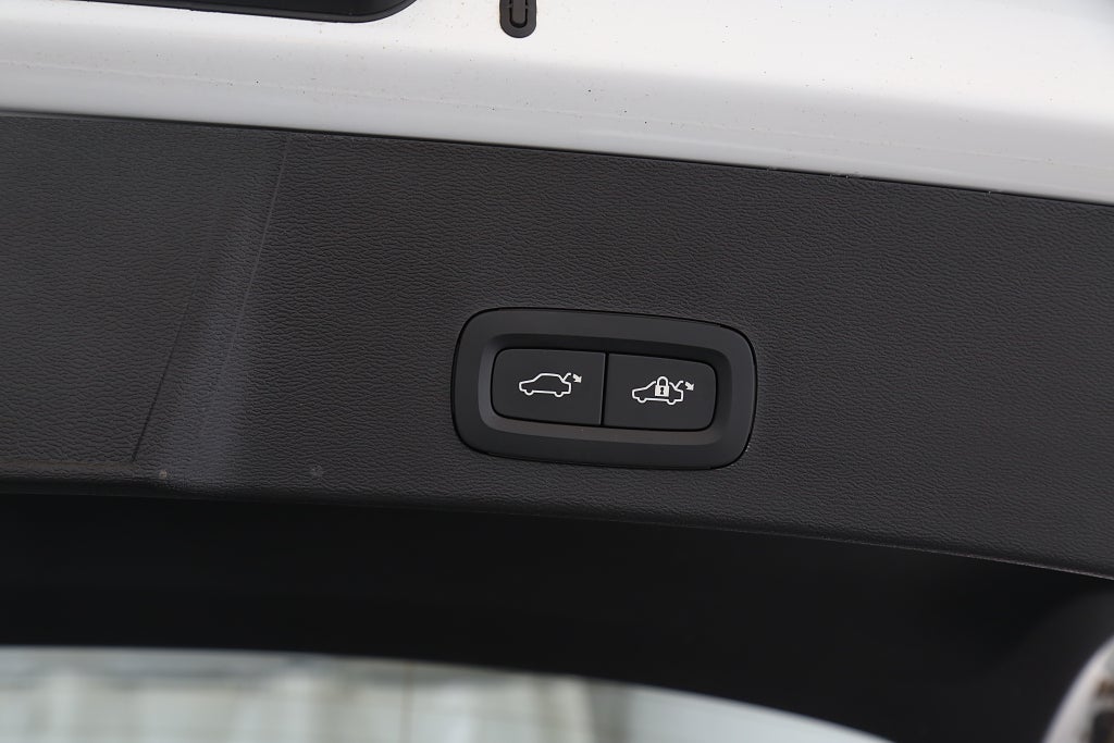 Volvo XC40 B4 Bensin 197hk Ultra Dark Skinn l Panorma l H/K l 360°