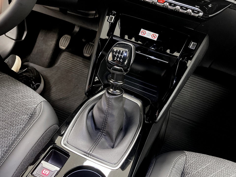 Bild på Peugeot 2008 Allure 1.2 PT 130hk CARPLAY P-SENSORER