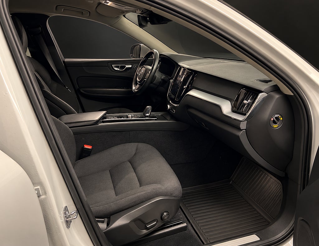 Volvo XC60 B4 Momentum Advanced SE Drag Värmare Keyless Kamera