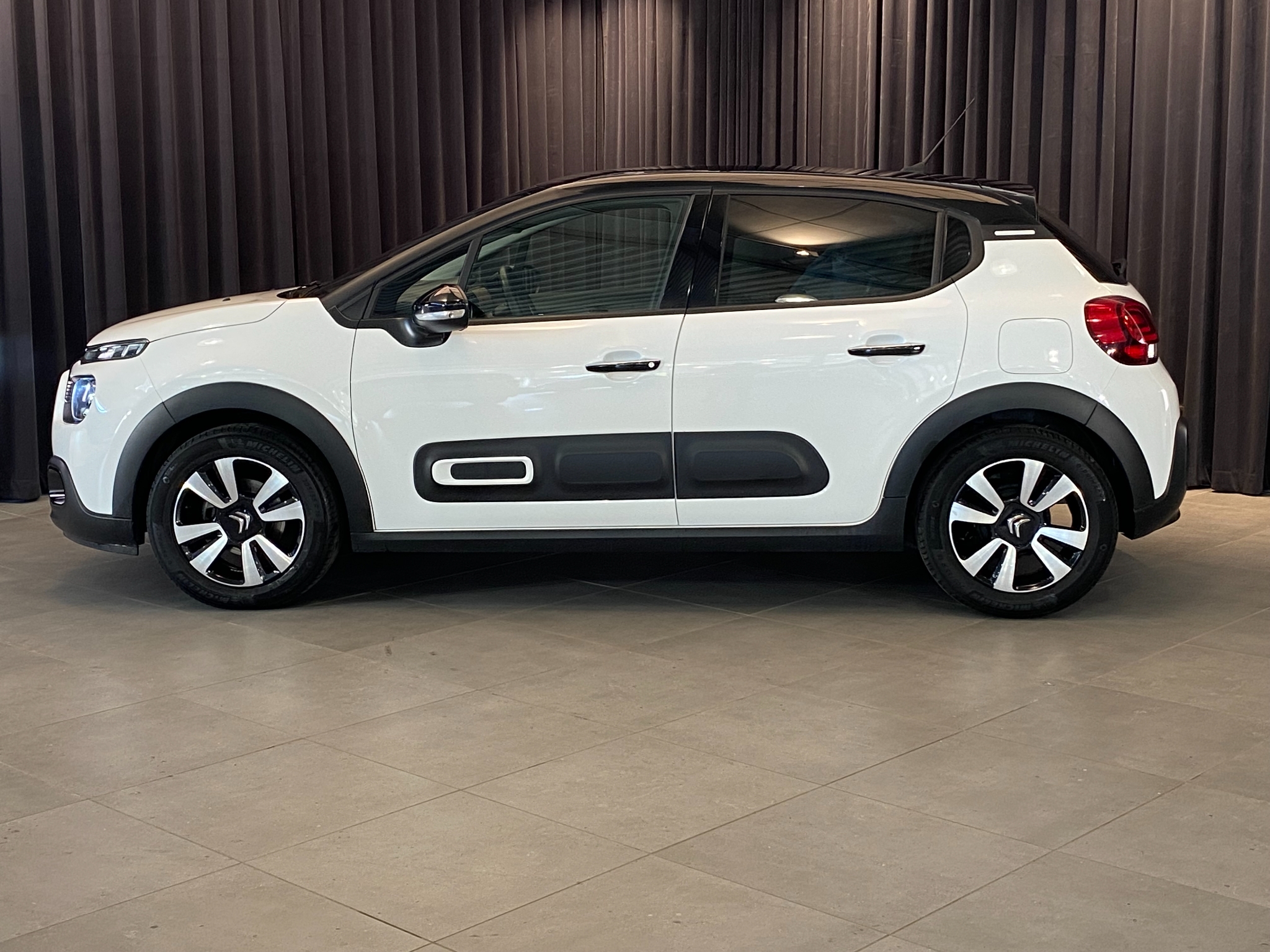 Citroen C3 SHINE PT 82 2023, photo 3/10