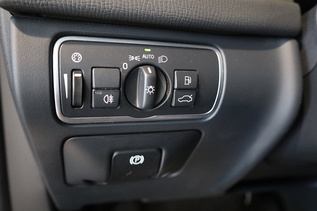 Volvo XC60 D4 AWD AUT Summum Navi Drag VOC Läder Rattvärme 2017