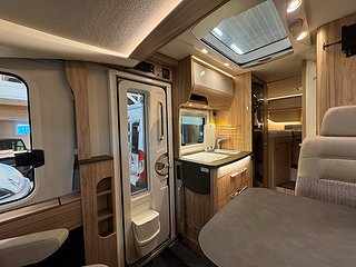 Husbil-integrerad Hymer Exsis I588 150HK AUT 4 av 21